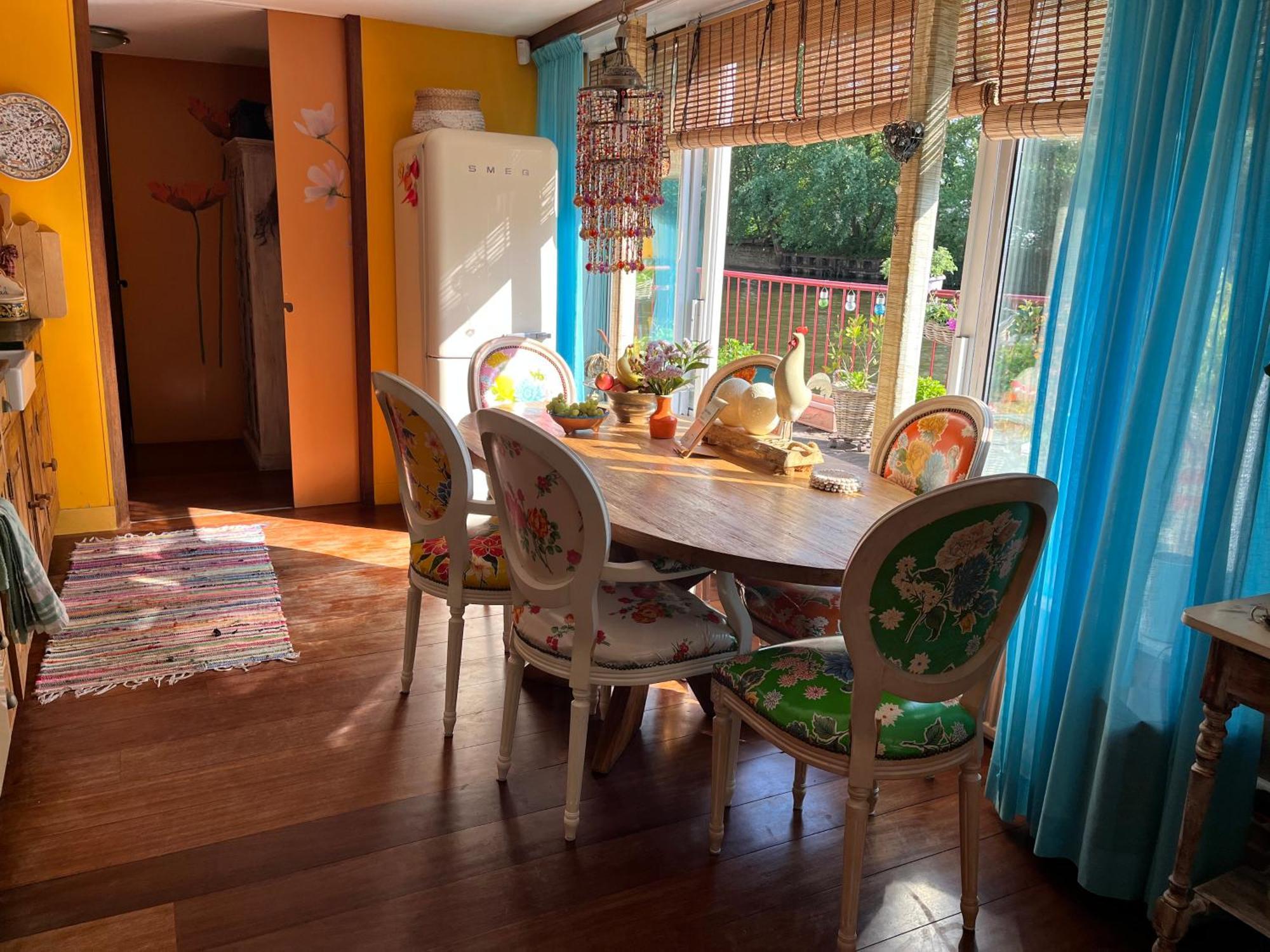 Anna's Houseboat