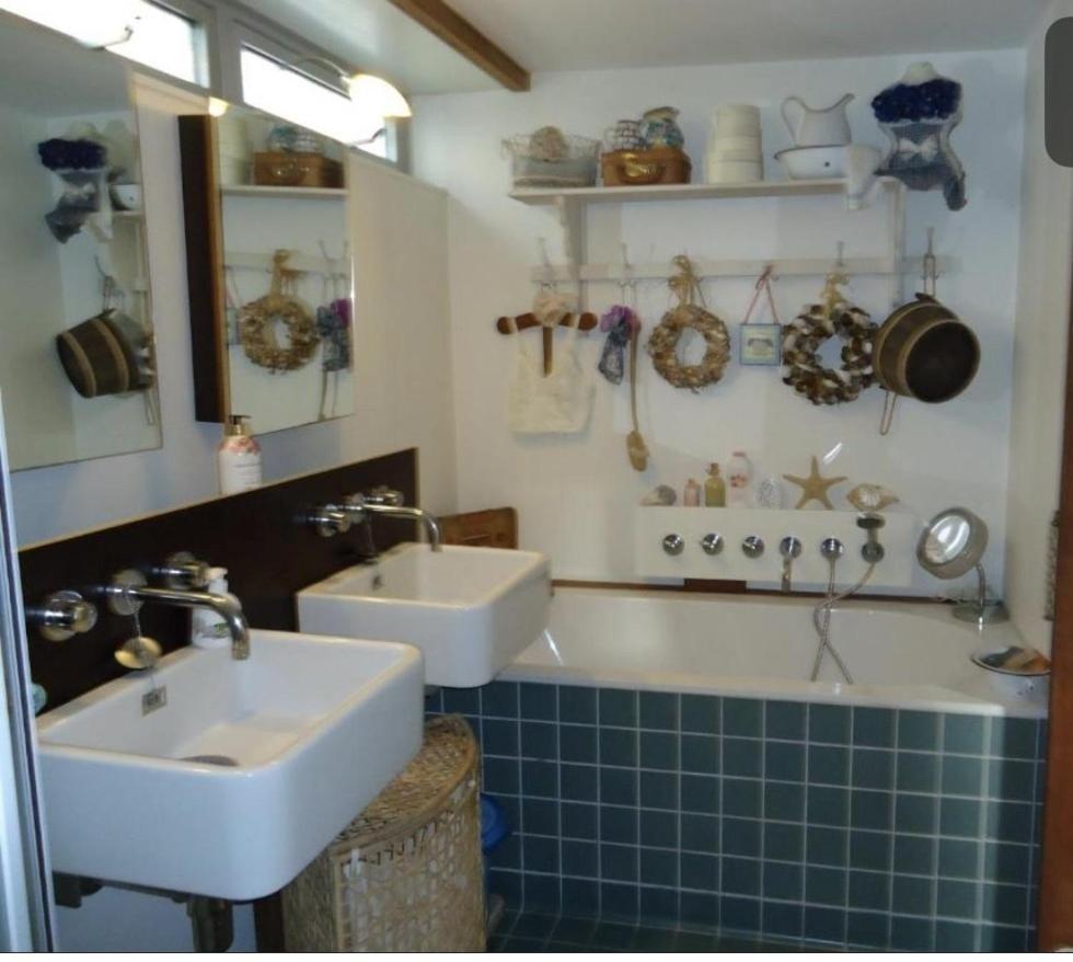Anna's Houseboat Bed and breakfast *